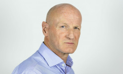 Headshot of Simon McCrum